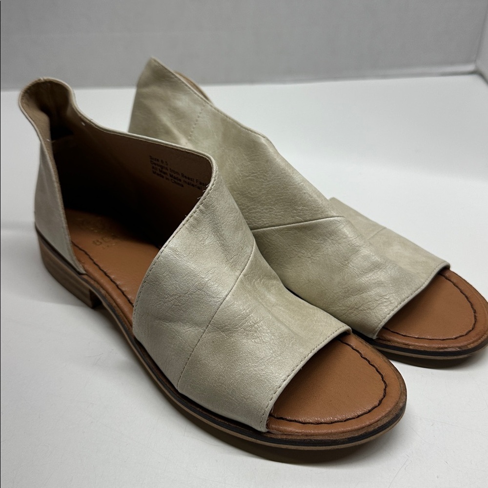 Buckle Beast Fashion Carter Shoes Sandals Slip On Vegan Leather Ivory Size 6.5